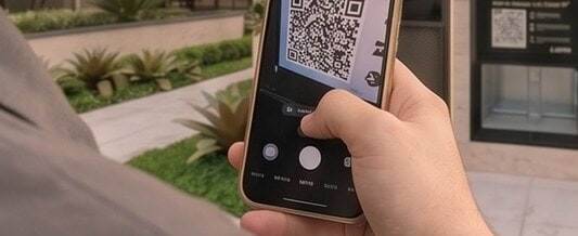 Entregador lendo o QR Code na caixa de passagem Ailocker